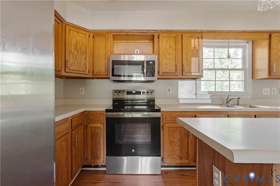 Stainless appliances throughout