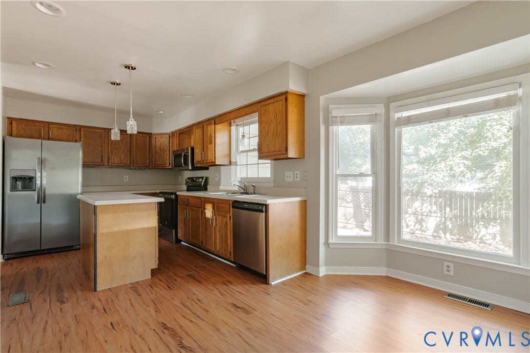 Large open kitchen with breakfast nook!