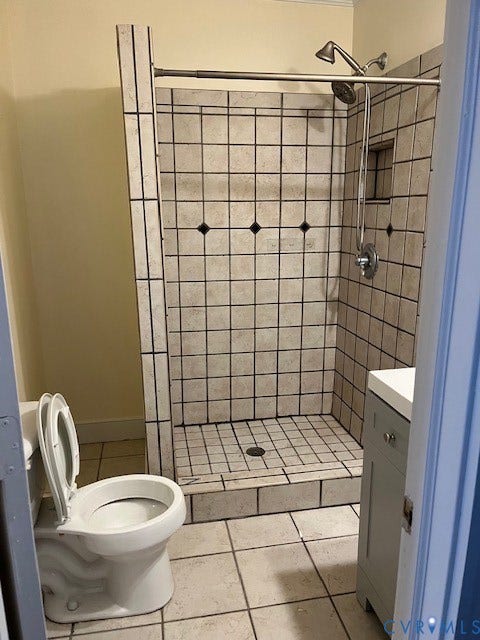 222 W Marshall Street, Jackson Ward, Richmond, VA 23220 Tiled walk-in shower with a built-in niche, dual showerheads, and decorative accent tiles