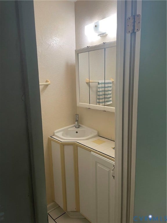 10524 Seacliff Lane, Chestnut Hills, North Chesterfield, VA 23236 Half bath in laundry room
