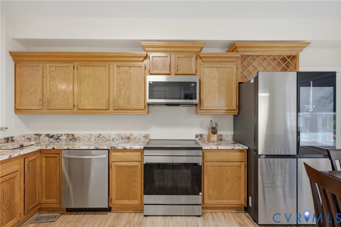 6212 Winsted Court, Wyndham, Glen Allen, VA 23059 Upgraded Granite Counter Tops, Smart Stainless Steele Appliances and an Eat-in Area