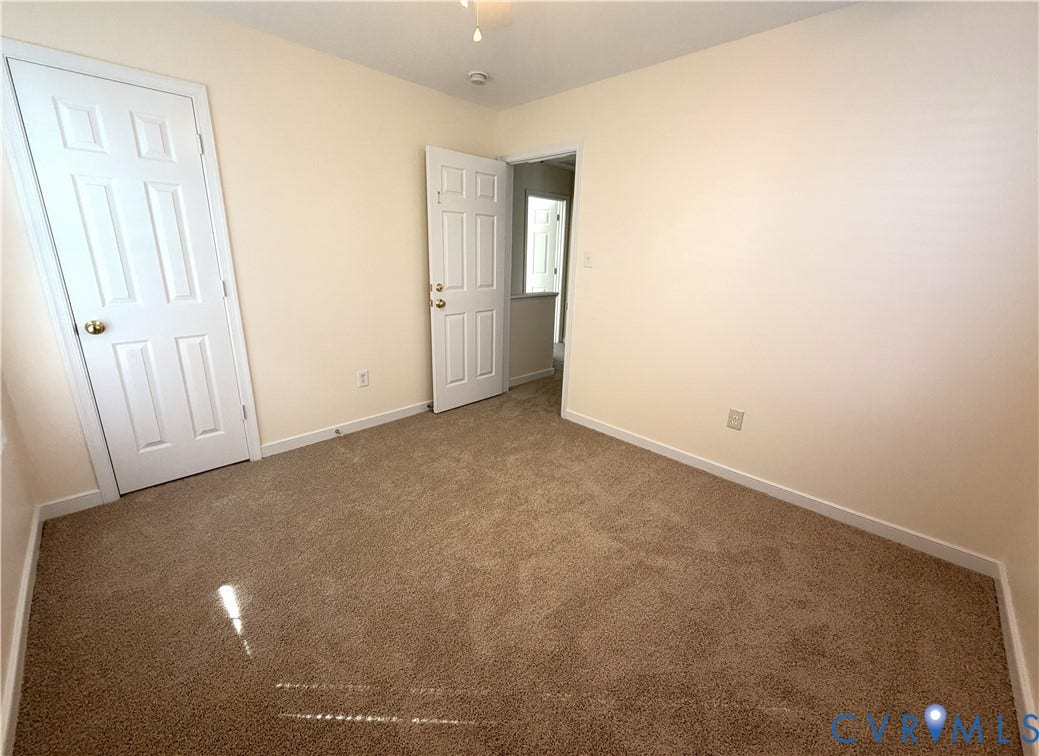 Neutral tone wall finish with carpeting