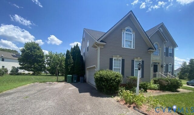 6521 Oakland Chase Place, Henrico, VA 23231 Two-story residence featuring a gabled roofline and light gray siding