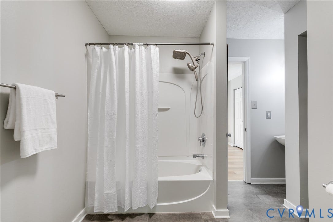 2825 Ashley Glen Drive, Henrico, VA 23233 Upstairs full bath