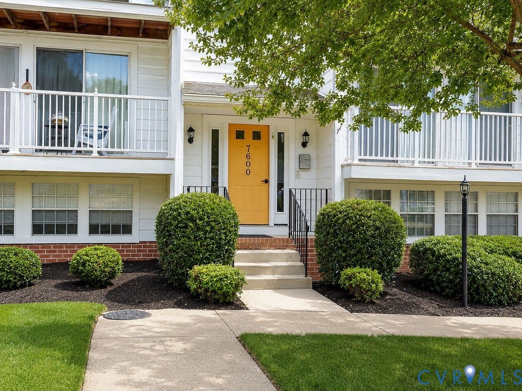 Controlled-access building w/private residence entry
