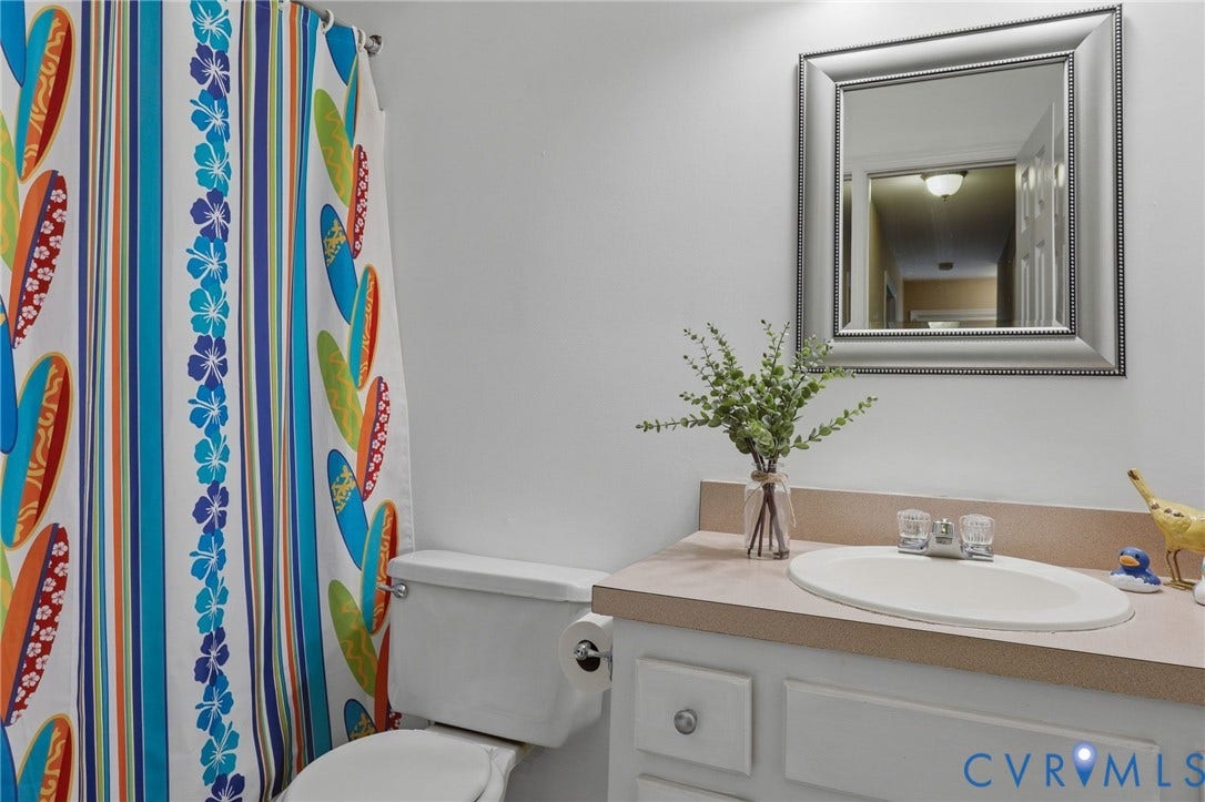 Hall Bathroom with tub/shower combo