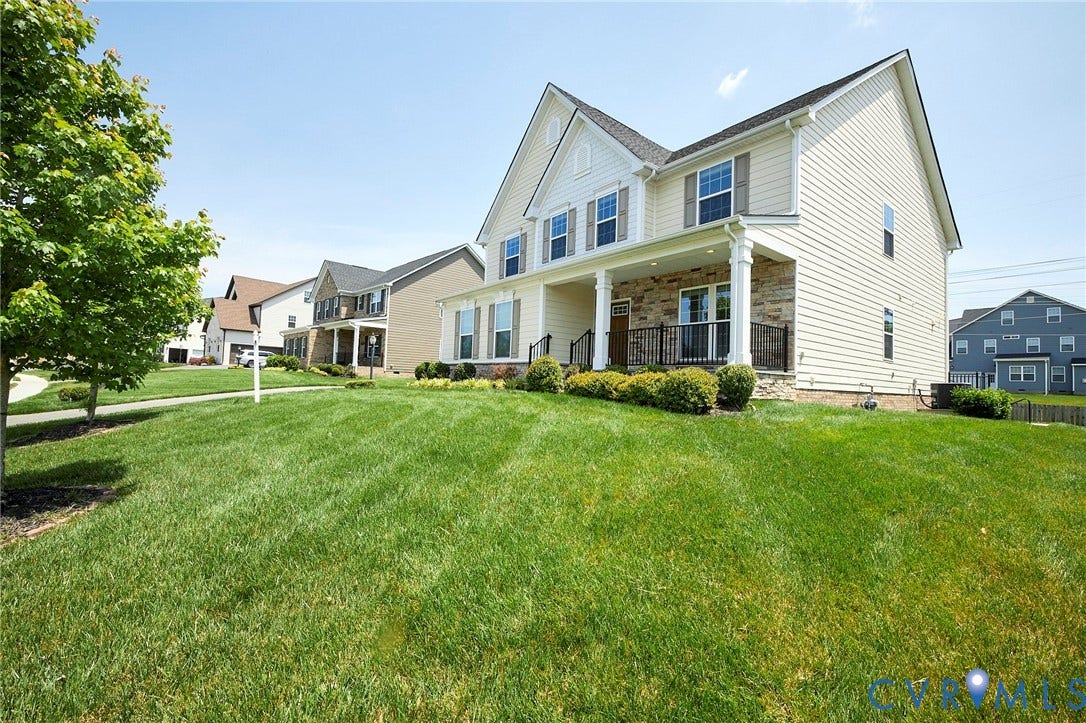 4535 Paxton Glen Court, 3W120, Glen Allen, VA 23059 Expansive front lawn with established landscaping