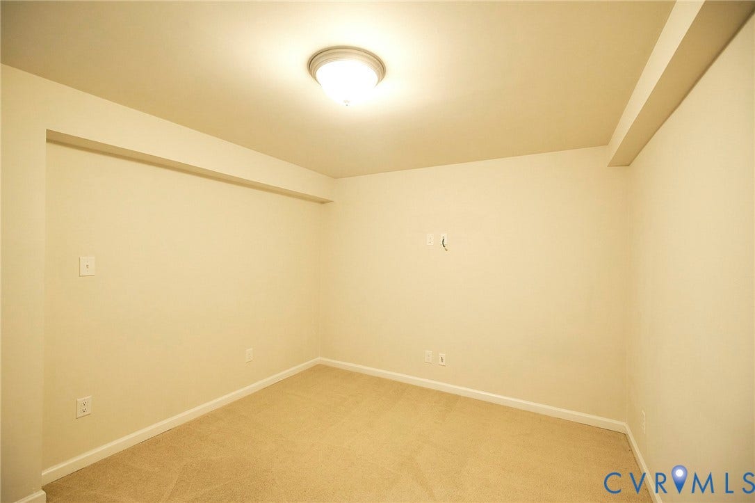 4535 Paxton Glen Court, 3W120, Glen Allen, VA 23059 Neutral-toned wall finishes with white trim and carpeted flooring