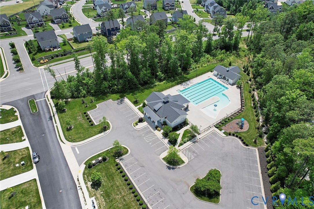 4535 Paxton Glen Court, 3W120, Glen Allen, VA 23059 Community recreation center featuring a swimming pool, separate children's splash area, and a shaded pavilion