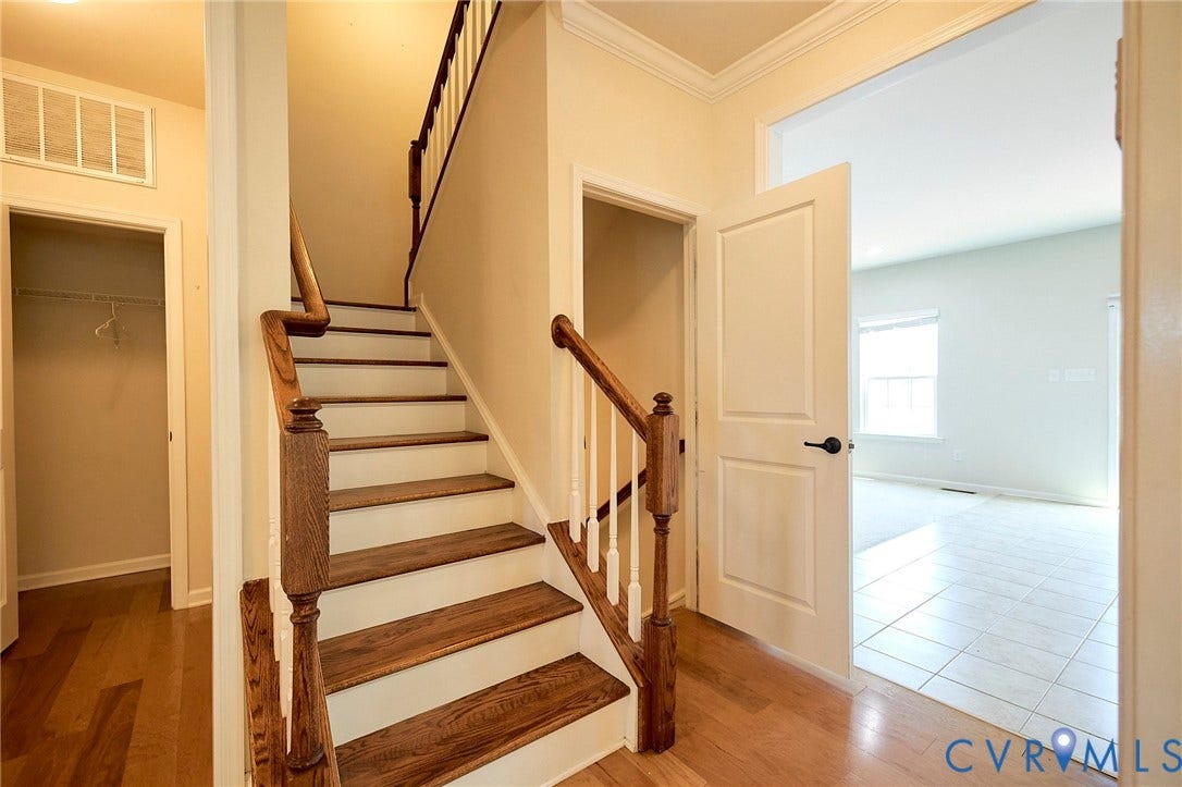 4535 Paxton Glen Court, 3W120, Glen Allen, VA 23059 Entryway featuring a wood-finish staircase with white risers and balusters