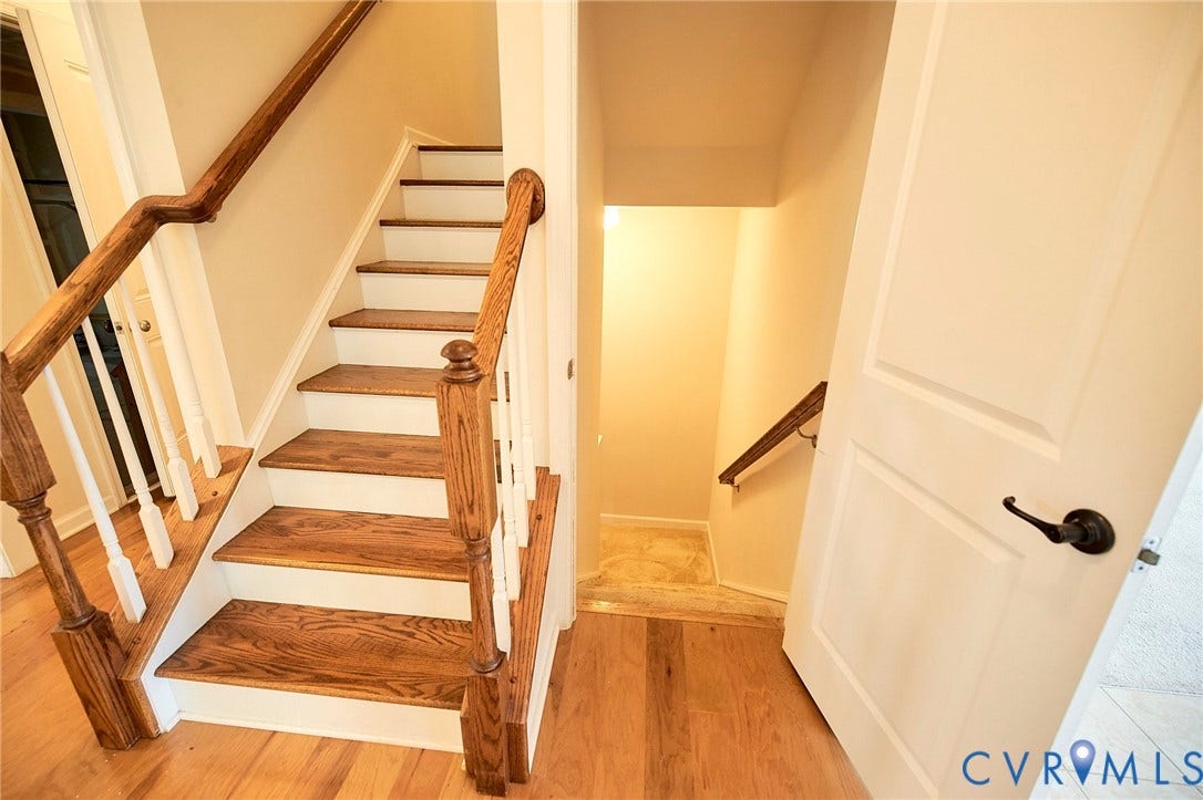 4535 Paxton Glen Court, 3W120, Glen Allen, VA 23059 Hardwood staircase featuring white risers and a wood-finish handrail with white spindles