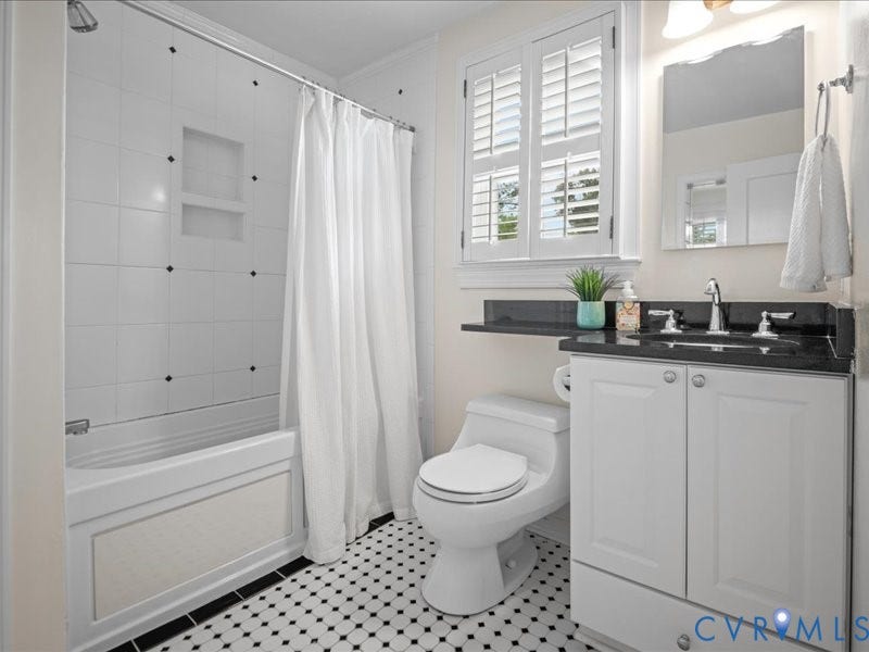 6219 Monument Avenue, St. Mary's Area, Richmond, VA 23226 Second floor hall full bath.