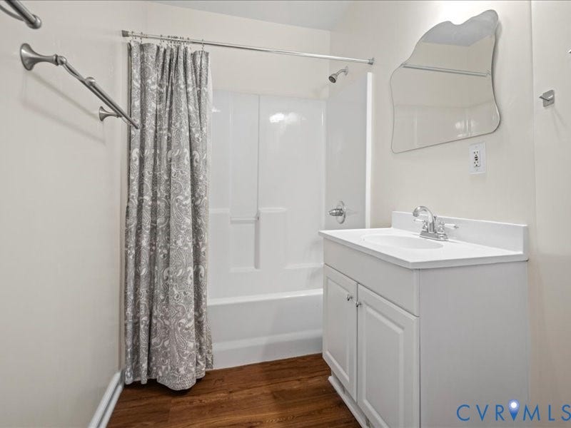 6219 Monument Avenue, St. Mary's Area, Richmond, VA 23226 Guest cottage full bathroom.