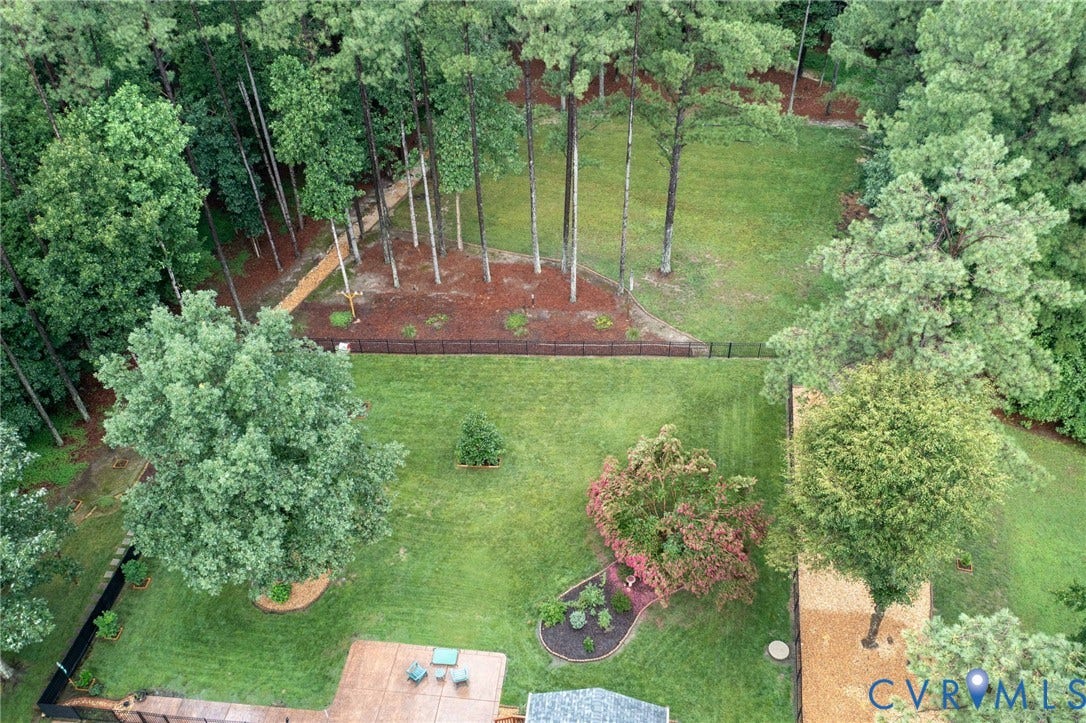 12124 Glen Kilchurn Drive, Chesterfield, VA 23838 Expansive green lawn with mature trees and diverse landscaping