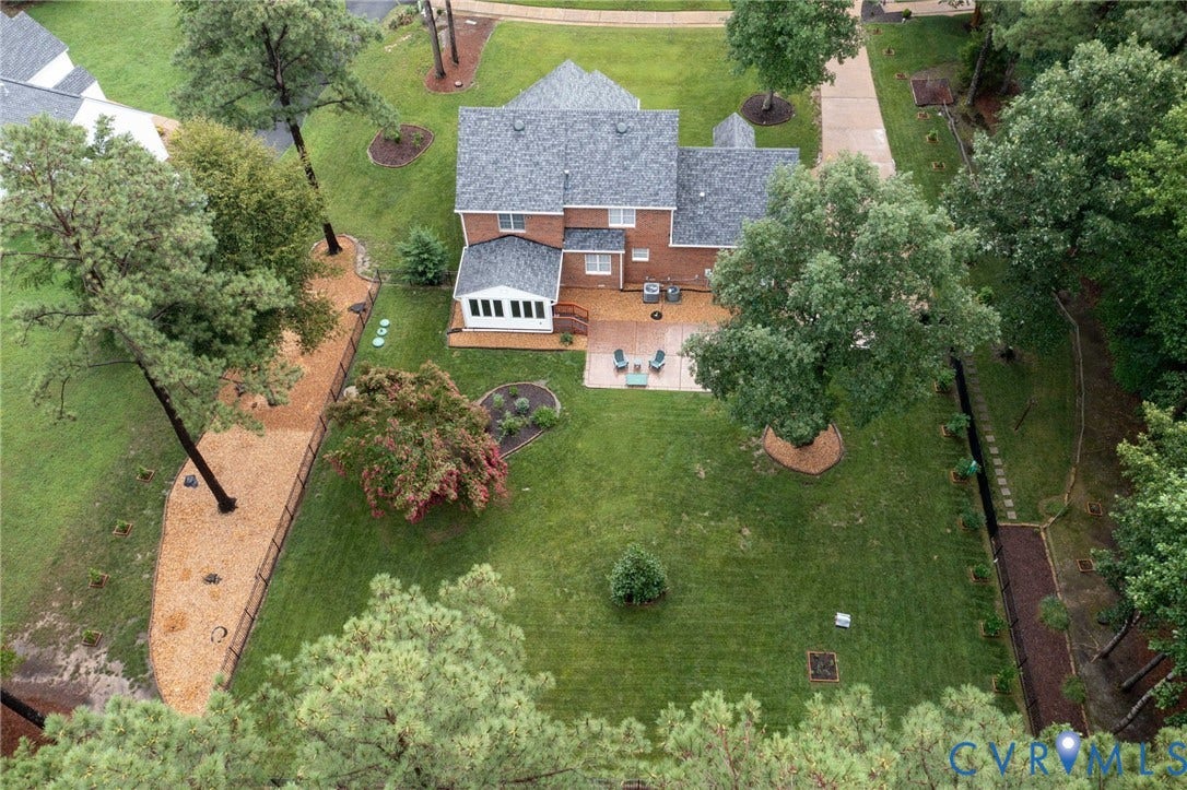 12124 Glen Kilchurn Drive, Chesterfield, VA 23838 Expansive rear lawn featuring mature trees and a multi-level deck