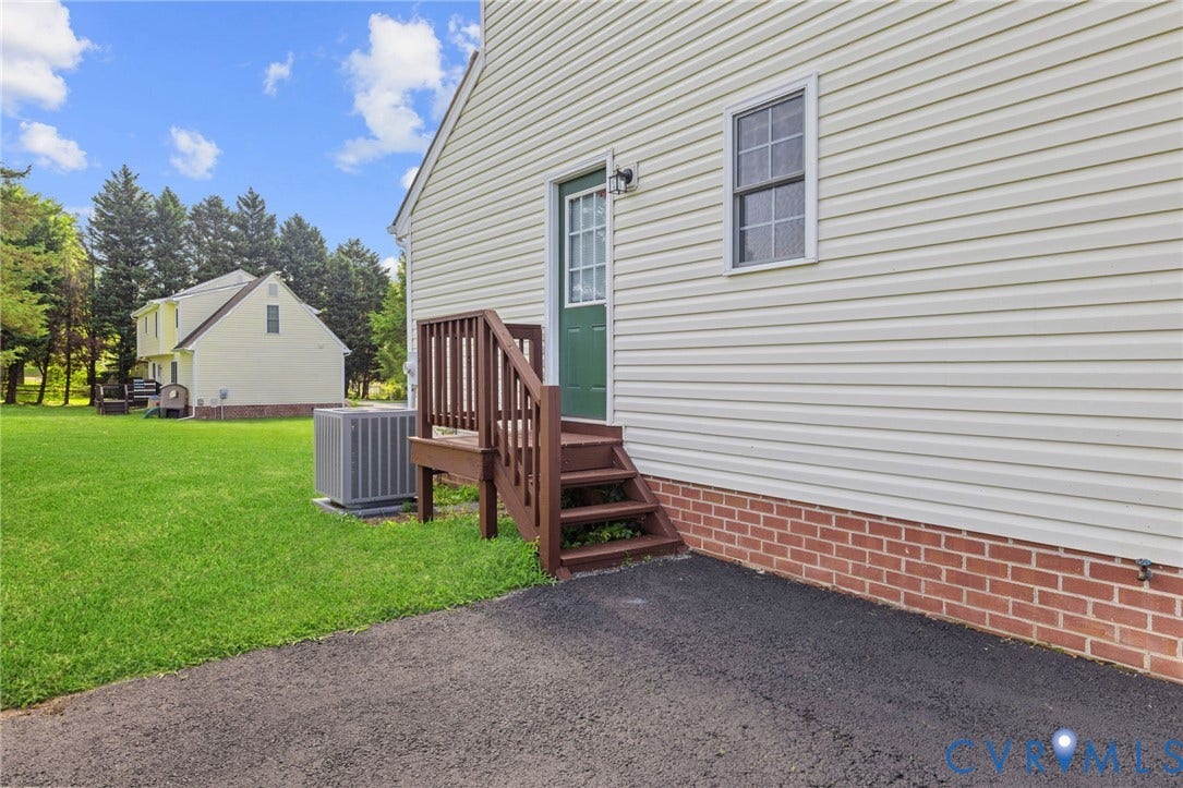 5025 Alberta Mews, Chesterfield, VA 23832 Side entrance and walk-out. Virtually edited grass