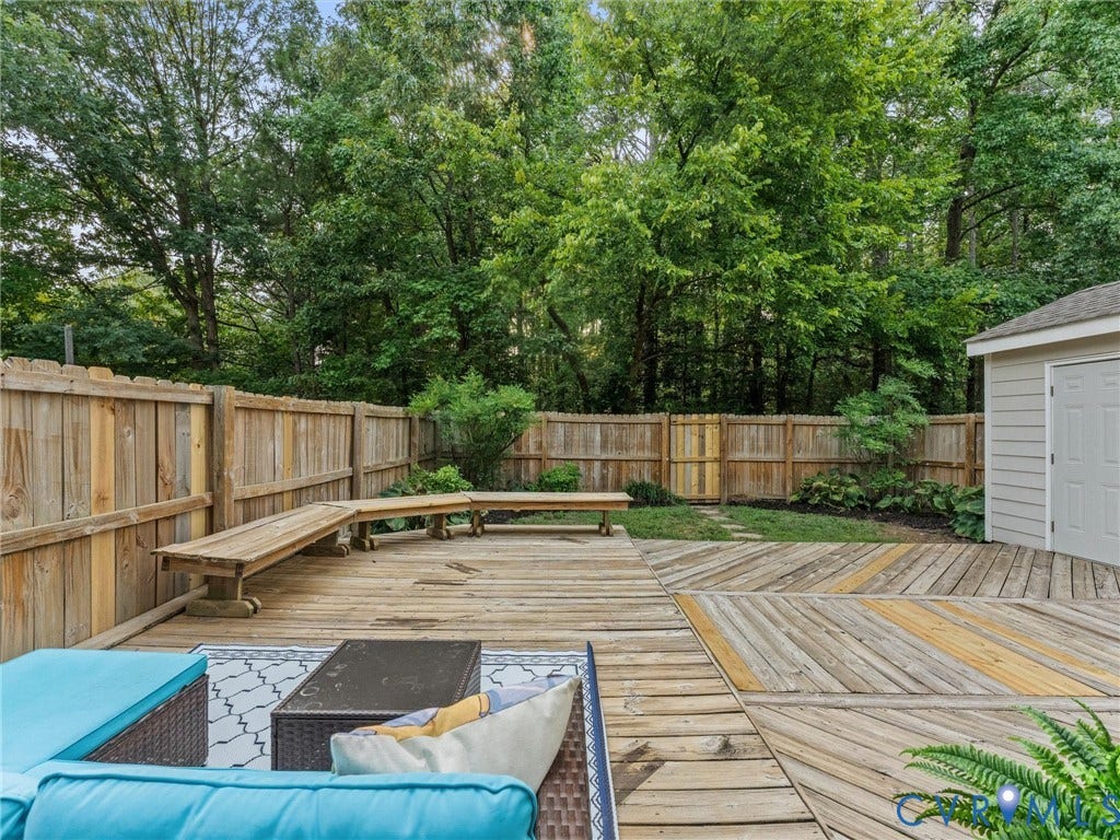 10100 Robin Lee Lane, Laurel Lakes, Glen Allen, VA 23060 Spacious wood deck featuring a diagonal pattern and integrated bench seating