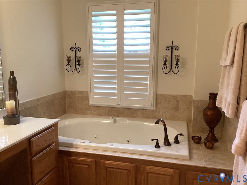 11611 Hillside Road, Chester, VA 23831 Jetted/soaking tub
