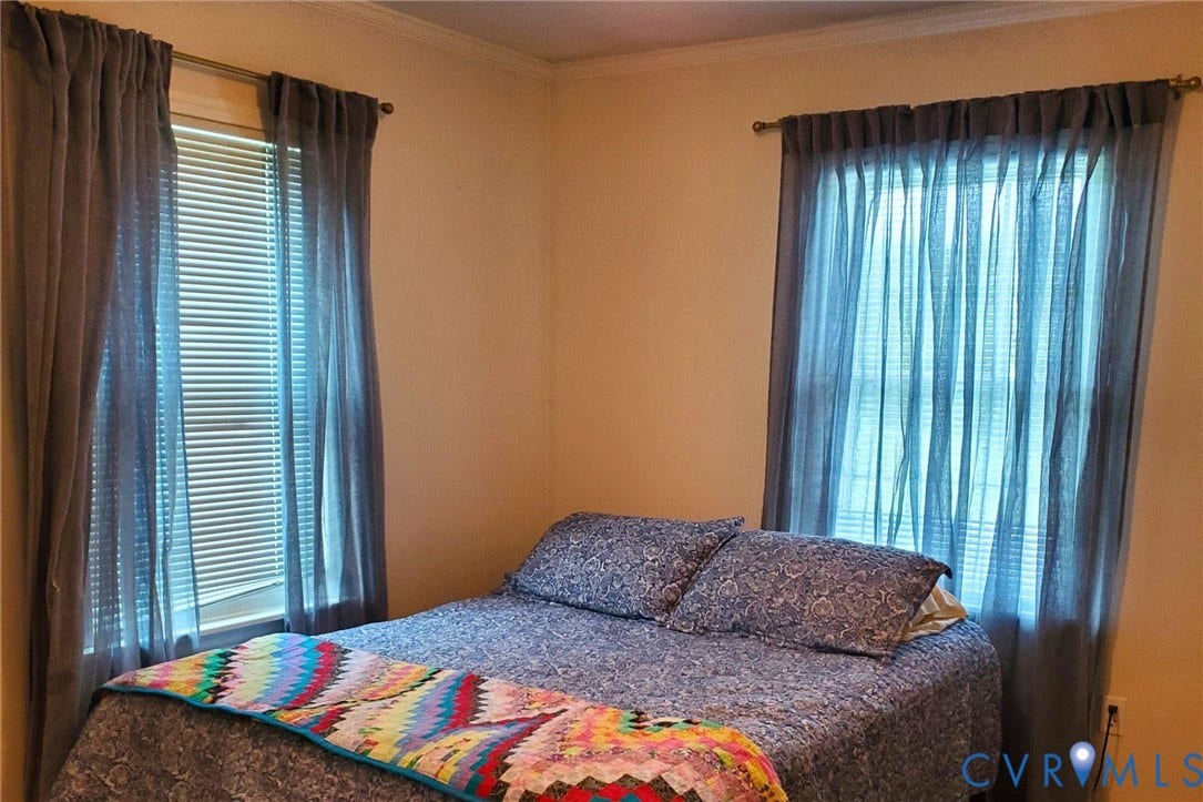 Has 2 closets