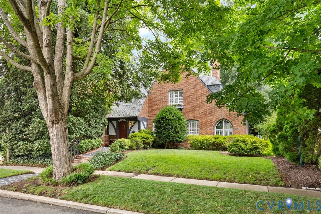Beautifully landscaped corner site within walking of Mary Munford