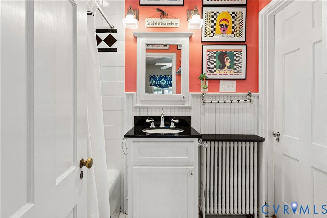 Second floor bath with tub/shower
