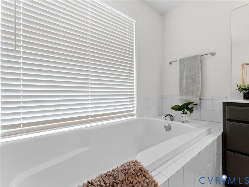 6642 Stonewolf Court, Moseley, VA 23120 Built-in soaking tub in Primary Bathroom
