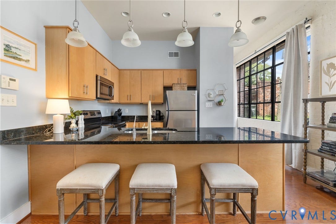 2318 Herbert Hamlet Alley, #U4, Richmond, VA 23220 Kitchen has beautiful warm wood cabinetry and a wraparound granite counter for seating.