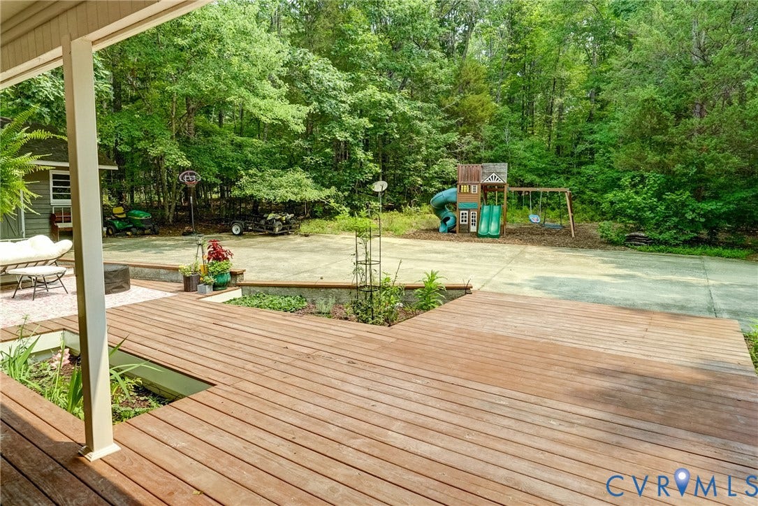 1174 Dorset Road, Powhatan, VA 23139 Expansive wood-finish deck with integrated planter boxes