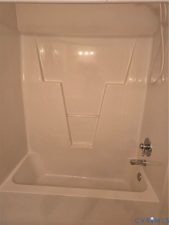 4401 Village Garden Circle, Chester, VA 23831 Integrated bathtub and shower combination unit