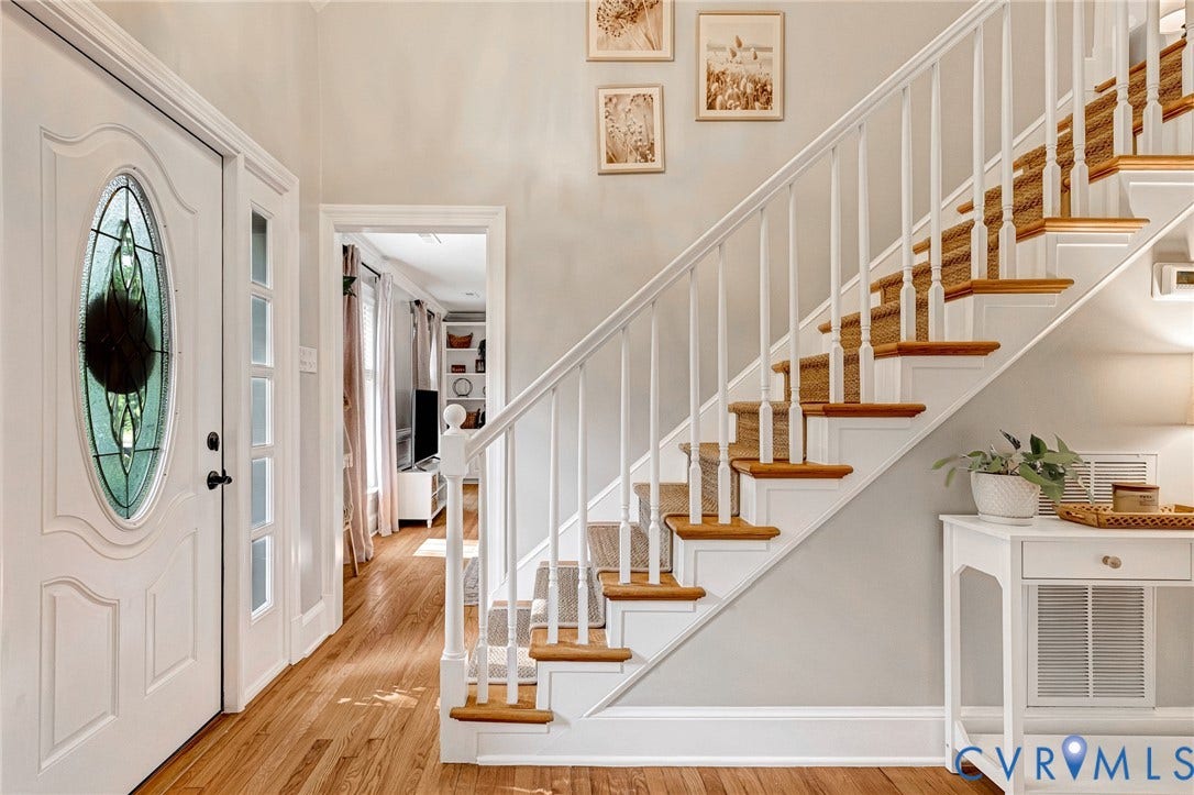 8800 Shewsbury Drive, New Kent, VA 23124 Entryway with a stained-glass oval door and hardwood flooring