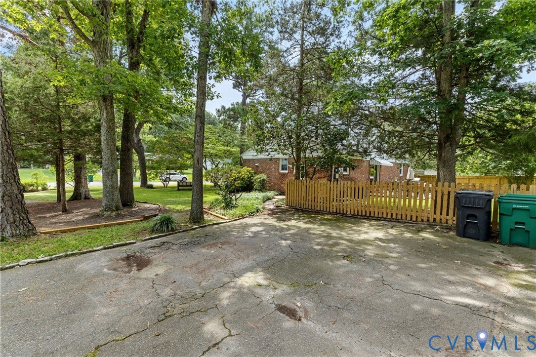 404 Aubery Road, Henrico, VA 23229 Paved driveway