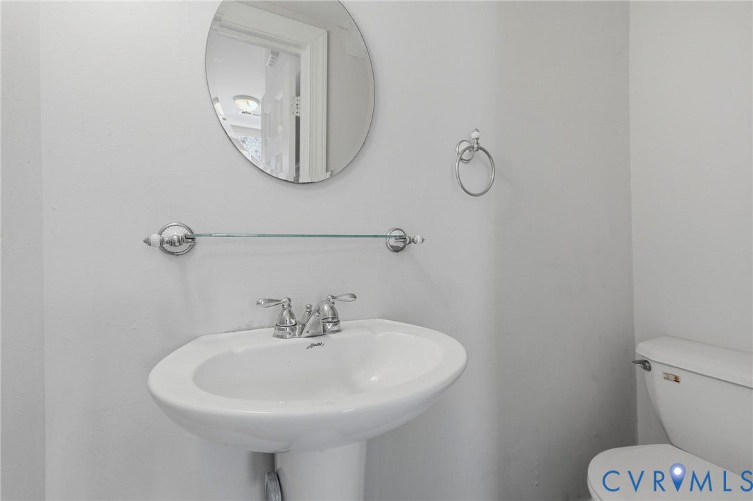 618 Albemarle Street, Oregon Hill, Richmond, VA 23220 Half bathroom downstairs