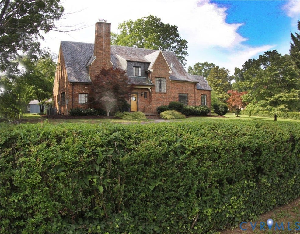 Mature boxwood fencing