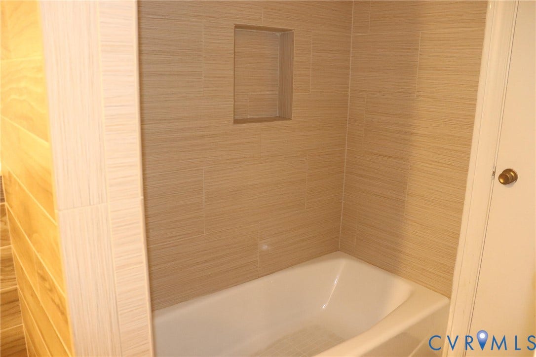 1119 W Grace Street, The Fan District, Richmond, VA 23220 Bathtub with textured tile surround and recessed niche