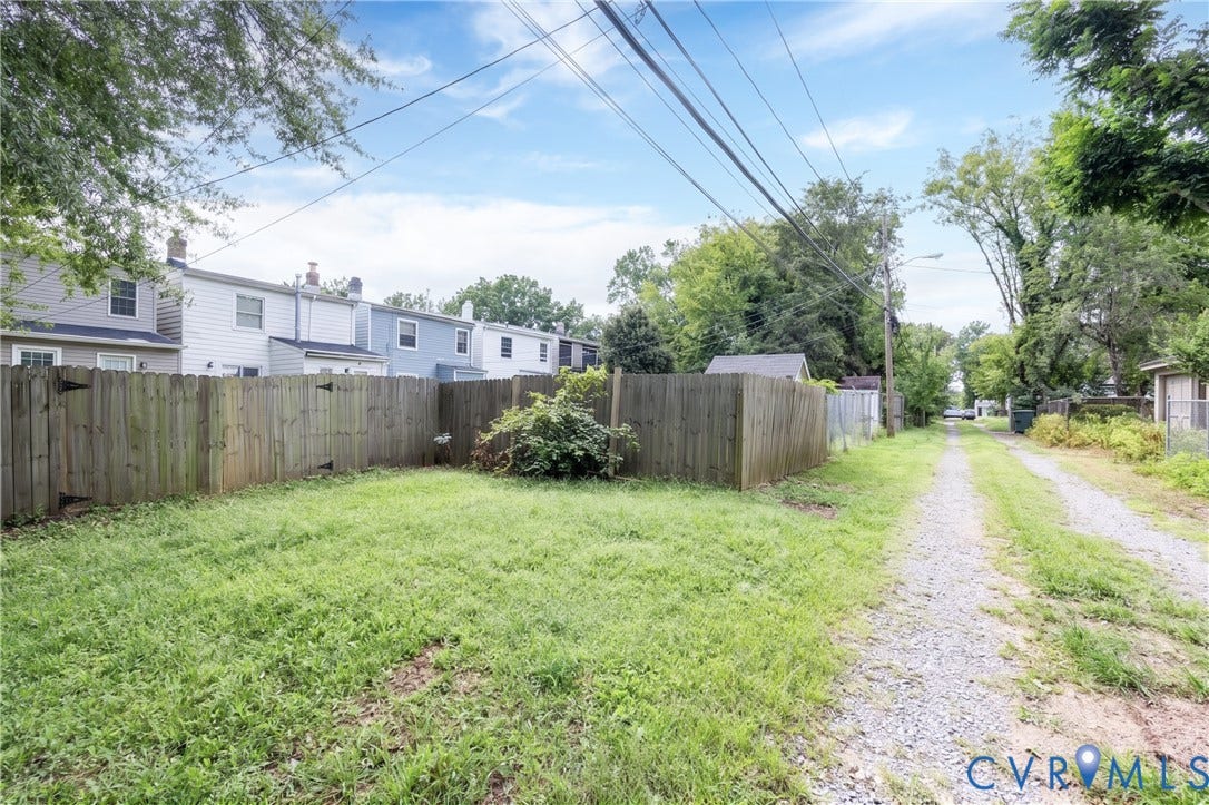 716 E Gladstone Avenue, Richmond, VA 23222 Expansive grassy yard with wood fencing