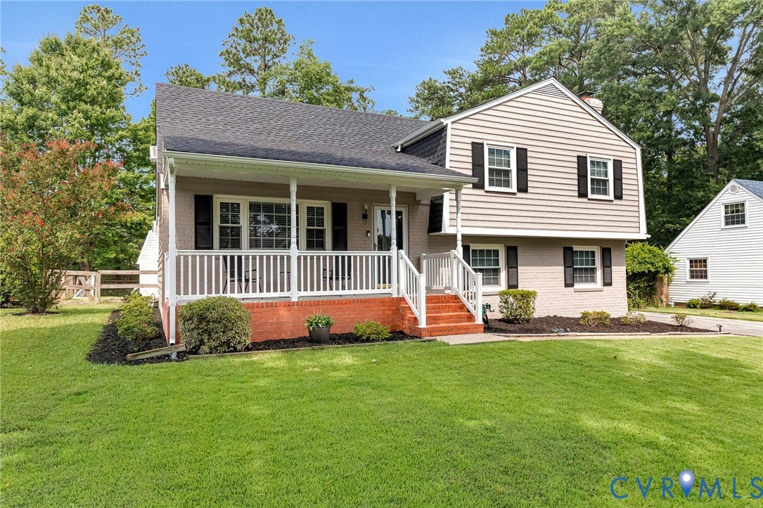 8318 Lydell Drive, Henrico, VA 23228 Traditional two-story residence with brick and siding exterior