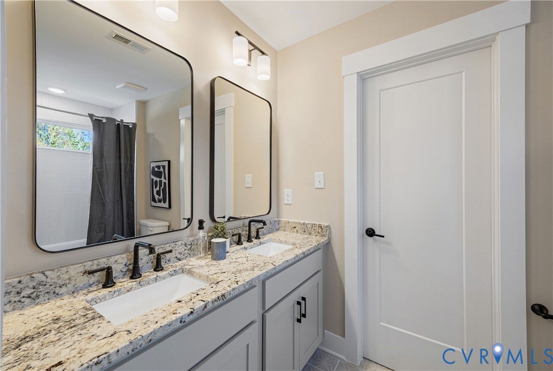 jack-n-jill bathroom with double vanity & tub/shower