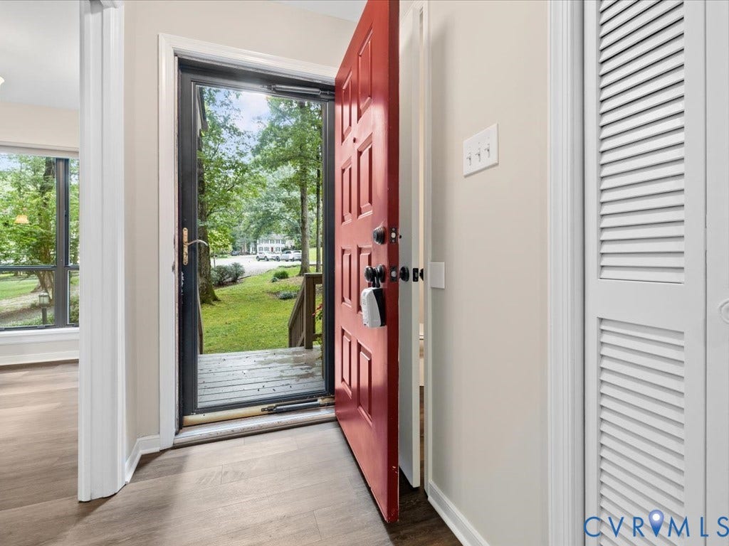 508 Smoketree Place, Chesterfield, VA 23236 Welcoming foyer with 1/2 Bath and coat closet