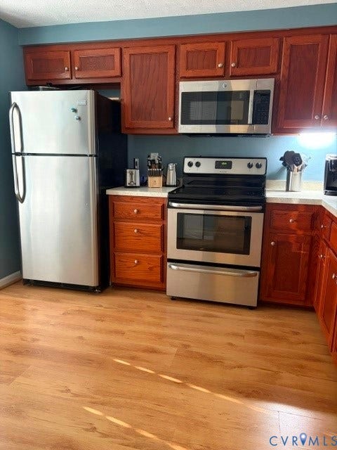 4900 Finnegan Court, Henrico, VA 23228 Wood-finish flooring, stainless steel appliances, upper and lower cabinetry, solid surface countertops, and an integrated microwave