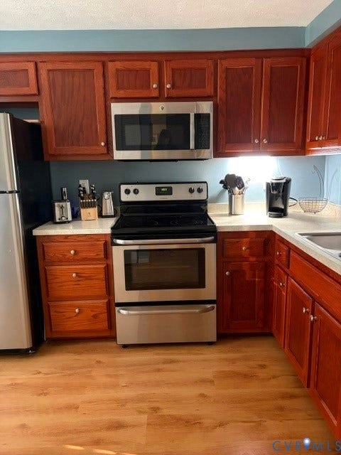 4900 Finnegan Court, Henrico, VA 23228 Wood-finish flooring, stainless steel appliances, wood cabinetry, light-toned countertops, and an undermount sink