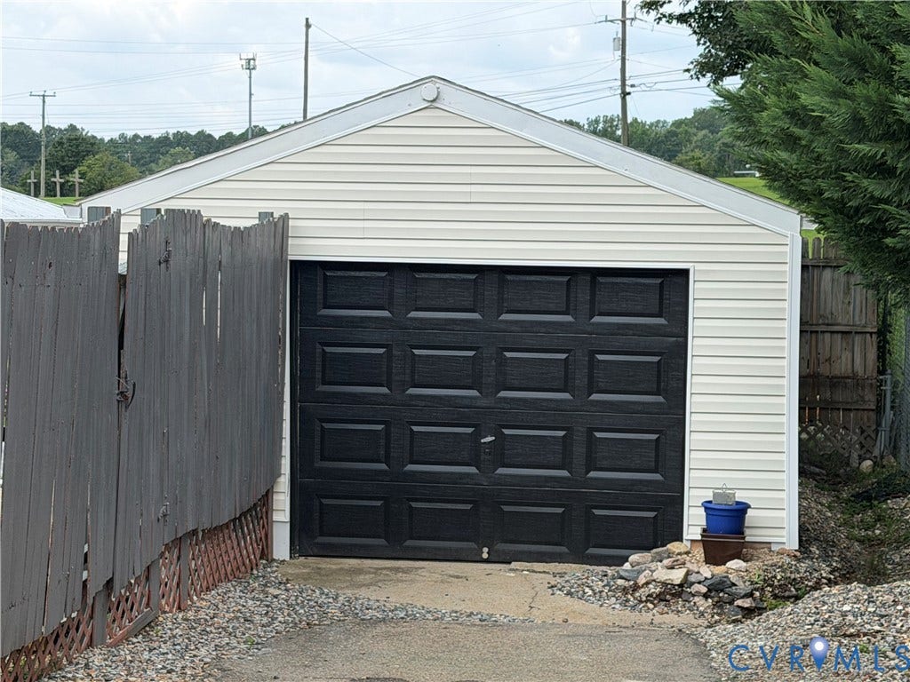 2206 Lancers Boulevard, Richmond, VA 23224 Garage
