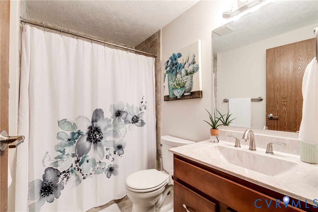 1723 Misty Dawn Court, Henrico, VA 23238 2nd floor hall bath