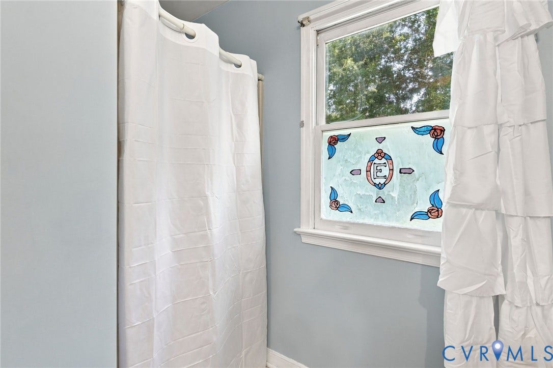 3819 Glen Oaks Court, Chester, VA 23831 Window with decorative frosted glass panel and white trim