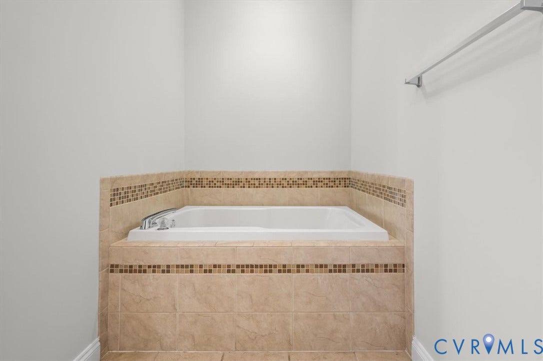 1333 Broad Street, #510, Ironhouse Place Condominiums, Richmond, VA 23220 Corner built-in tub with tile surround, mosaic accent bands, and chrome fixtures