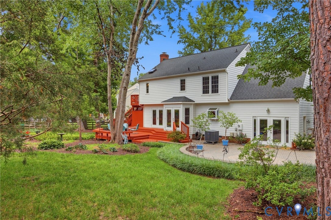 Lovely fenced back yard