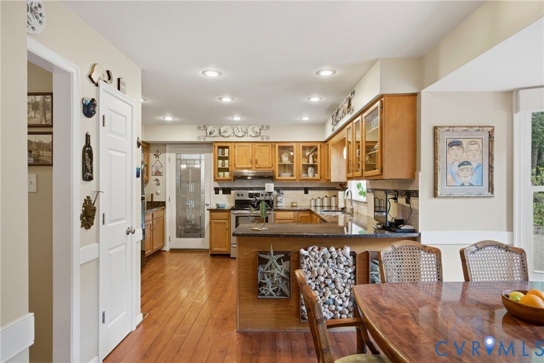Eat-in kitchen with all the fixin's