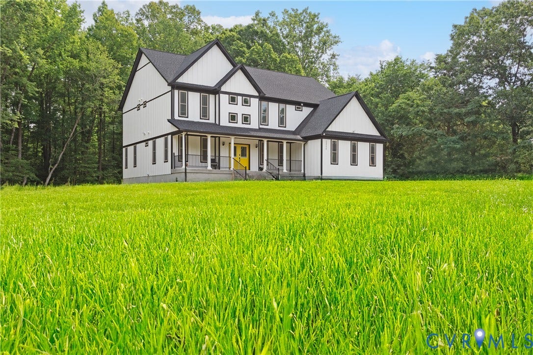 12554 Kain Road, Glen Allen, VA 23059 Contemporary-style residence with white siding and black trim details