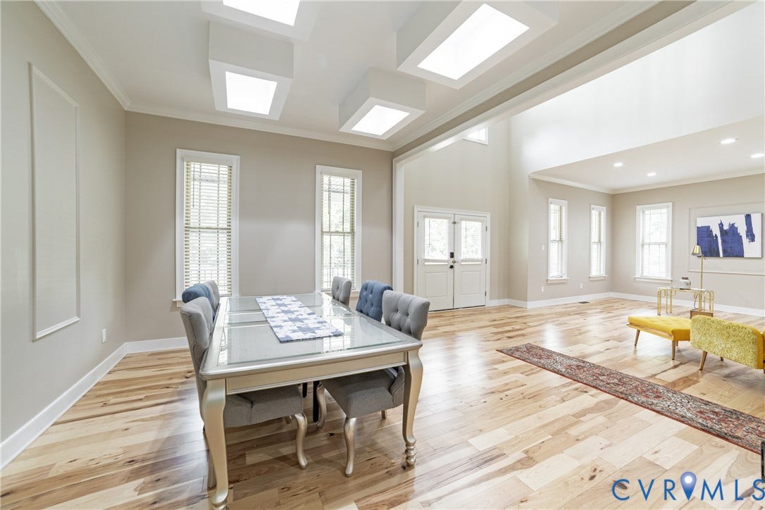 12554 Kain Road, Glen Allen, VA 23059 Vaulted ceilings, extensive hardwood flooring, double entry doors, multiple windows, and recessed lighting