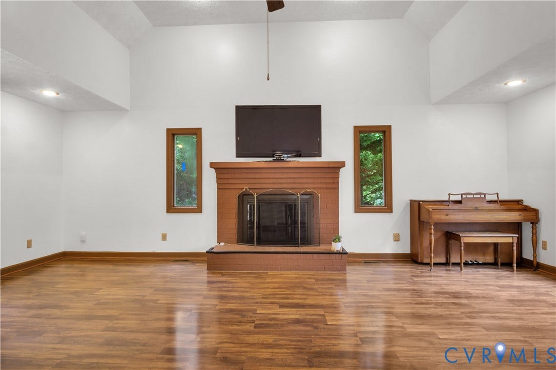 3005 Heritage Landing Road, Heritage Landing, Williamsburg, VA 23185 Expansive Family Room with Vaulted Ceiling and Fireplace