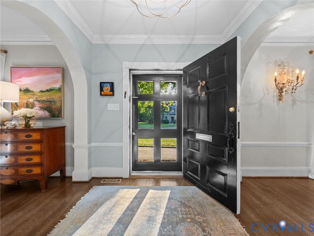 1 Greenway Lane, Hampton Gardens, Richmond, VA 23226 Beautiful arched openings into living and dining rooms